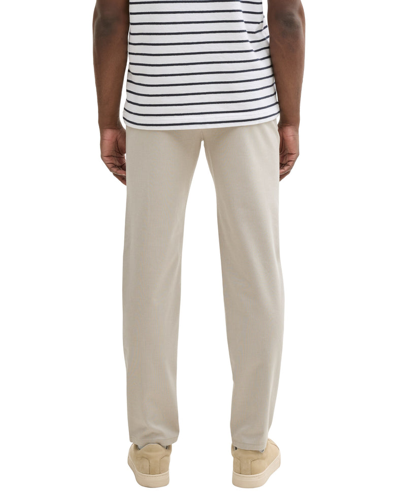 Chino de hombre regular fit con cinturón